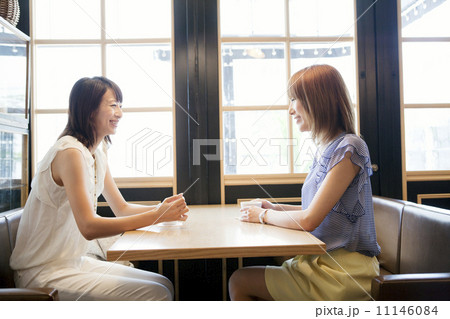 カフェでコーヒーを飲む女性達 11146084