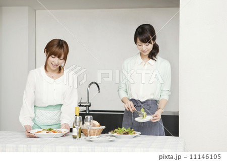 料理をする女性達 11146105