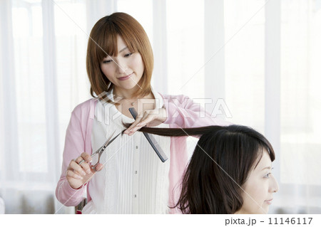 髪を切る美容師 11146117