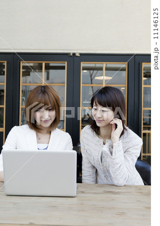 カフェで仕事をする女性達 11146125