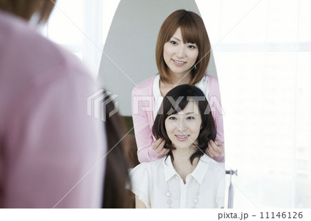 髪をセットする美容師 11146126