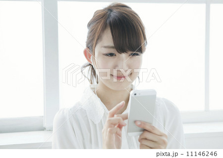 携帯で音楽を聴く女子大生 携帯で音楽を聴く女子大生 11146246