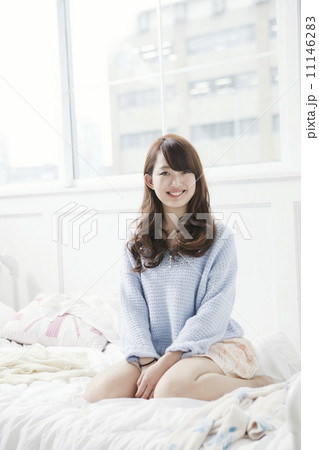 ベットに座る女子大生 ベットに座る女子大生 11146283