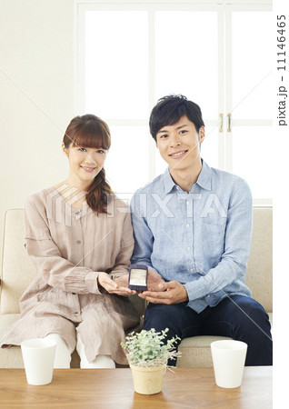 指輪を持つ男女 11146465