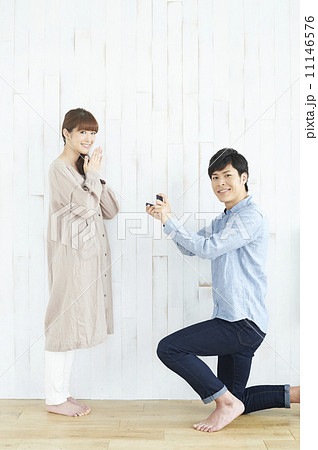 女性にプロポーズする男性 女性にプロポーズする男性 11146576