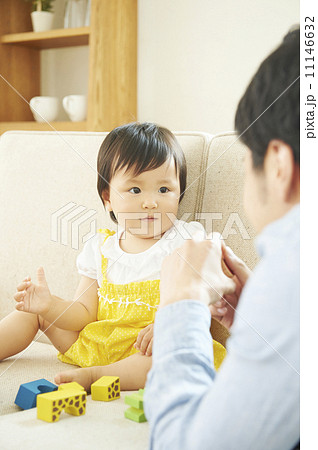 ソファで遊ぶ子供とお父さん 11146632