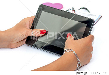 womans hand 11147033