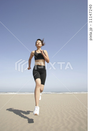 ジョギングする女性 11147240