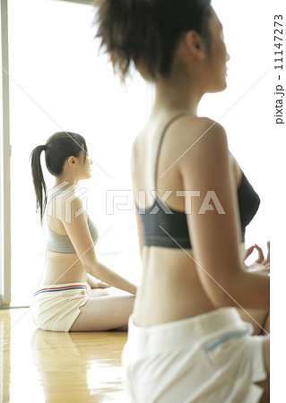 ヨガをする女性 11147273