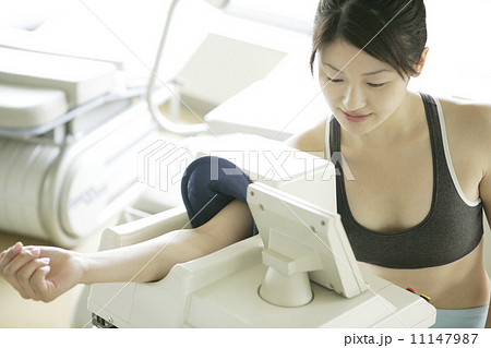 血圧を測る女性 血圧を測る女性 11147987