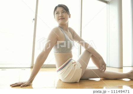 ストレッチをする女性 11149471