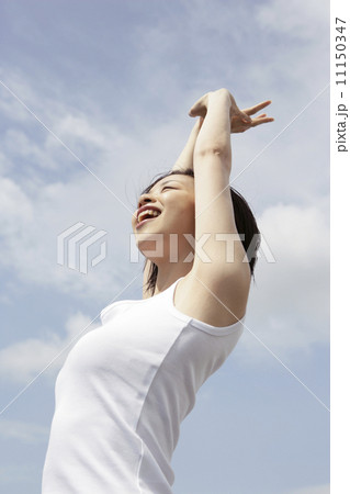背伸びをする女性 11150347