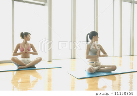 ヨガをする女性 11150359