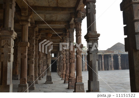 クトゥブ・ミナールの脇のクワットゥル・イスラーム・マスジットの回廊 11151522