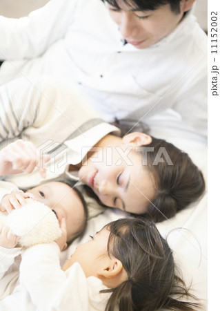 寝転ぶ家族 11152002