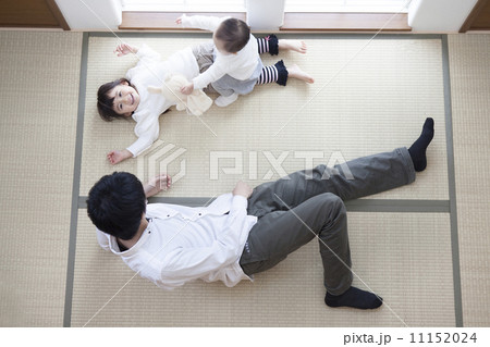 和室で寝転ぶ家族 11152024