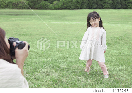 芝生で写真撮影をする母と子 芝生で写真撮影をする母と子 11152243