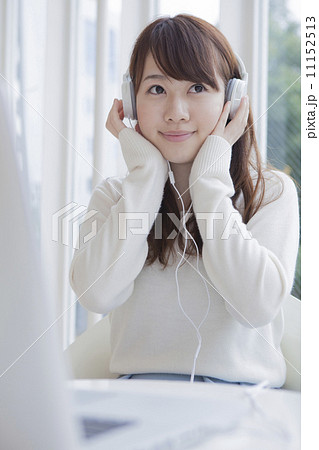 ヘッドフォンで音楽を聞く女性 11152513