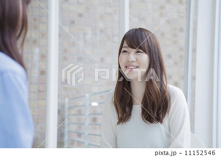 友達と会話をする女性 11152546