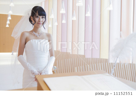 主祭壇の前に立つウエディングドレス姿の女性 11152551