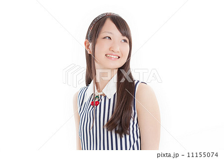 お洒落で可愛らしい夏服を着てステキな笑顔で笑う10代の女の子 お洒落で可愛らしい夏服を着てステキな笑顔で笑う10代の女の子 11155074