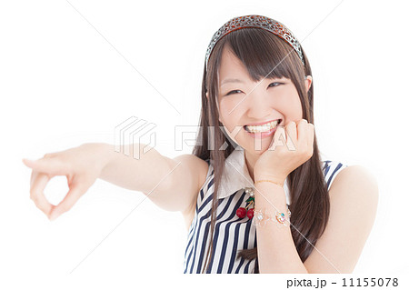 素敵な笑顔で指を指すストレートヘアの似合うお洒落な女の子 素敵な笑顔で指を指すストレートヘアの似合うお洒落な女の子 11155078