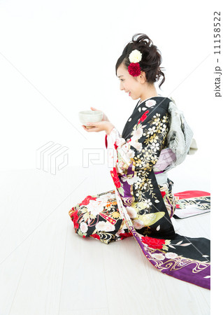 抹茶を飲む振袖の女性 抹茶を飲む振袖の女性 11158522