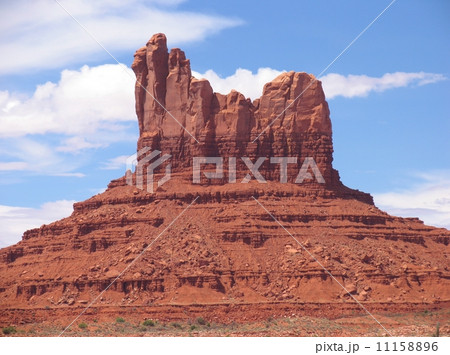 米国　モニュメントバレー　岩山ビュート 11158896