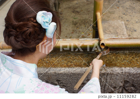 浴衣女性と手水舎　summer kyoto  11159282
