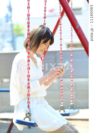 スマートフォン・若い女性 11160065