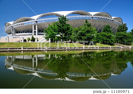 水面に映るビッグスワン 11160971