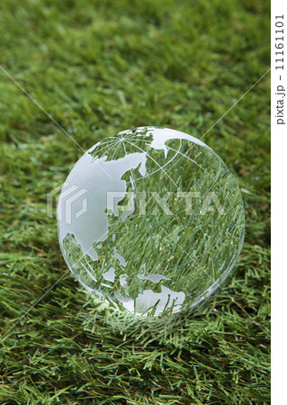 芝生とガラスの地球儀 11161101