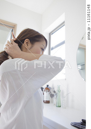 髪を結ぶ女性の写真素材 11161148 Pixta