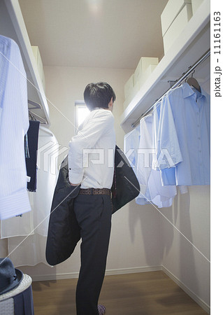 クローゼットでスーツを着る男性 11161163