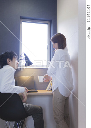 書斎で会話をする夫婦 11161195