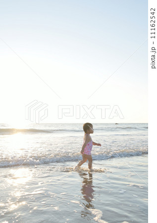 海で歩く女の子　 11162542