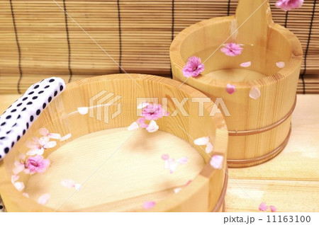春の素材・湯桶手桶の中にサクラの花びら・炭火焼き簾バック横位置 11163100