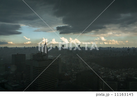 嵐につつまれる東京 11163145