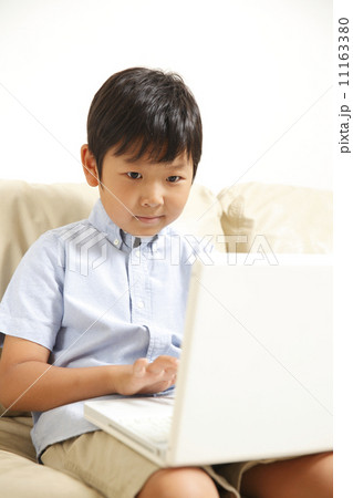 学ぶ子供 11163380