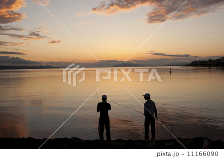 夕暮れの釣り人 11166090