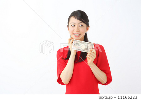 お金を持って悩む 11166223