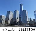 海からのニューヨークのビル群 11166300