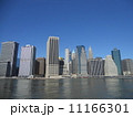 海からのニューヨークのビル群 11166301
