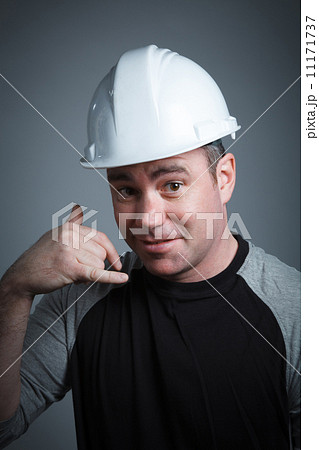 Caucasian man contractor 40 years old 11171737