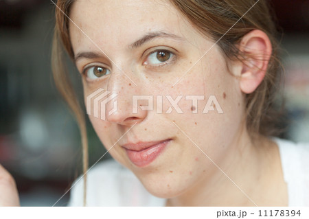 Portrait of a mid adult woman 11178394