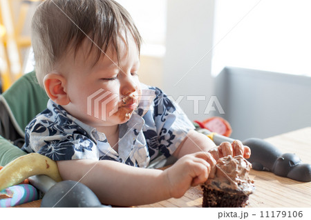 Boy eating a birthday cake 11179106