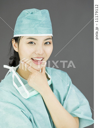 Asian female surgeon smiling with hand on chin Asian female surgeon smiling with hand on chin 11179112
