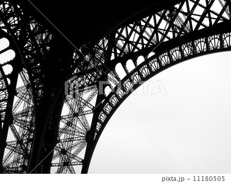 Low angle view of Eiffel Tower, Paris, France 11180505
