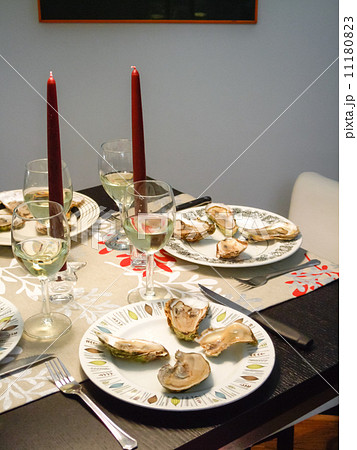 Oysters and white wine served in candlelight dinner 11180823