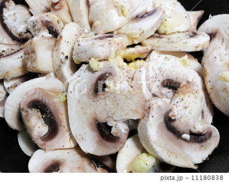 Cooked mushrooms 11180838